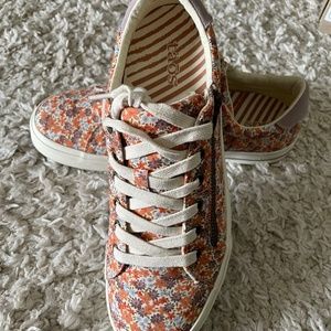 TAOS - Z-Soul Women's Size 10M (Peach print)
